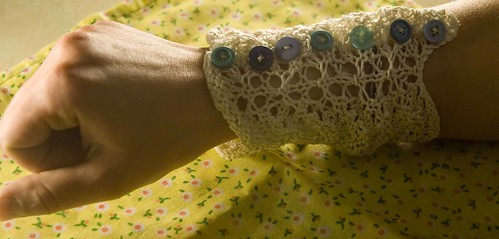 Snowdrop Gauntlet :: Free Pattern :: Knit or Crochet!